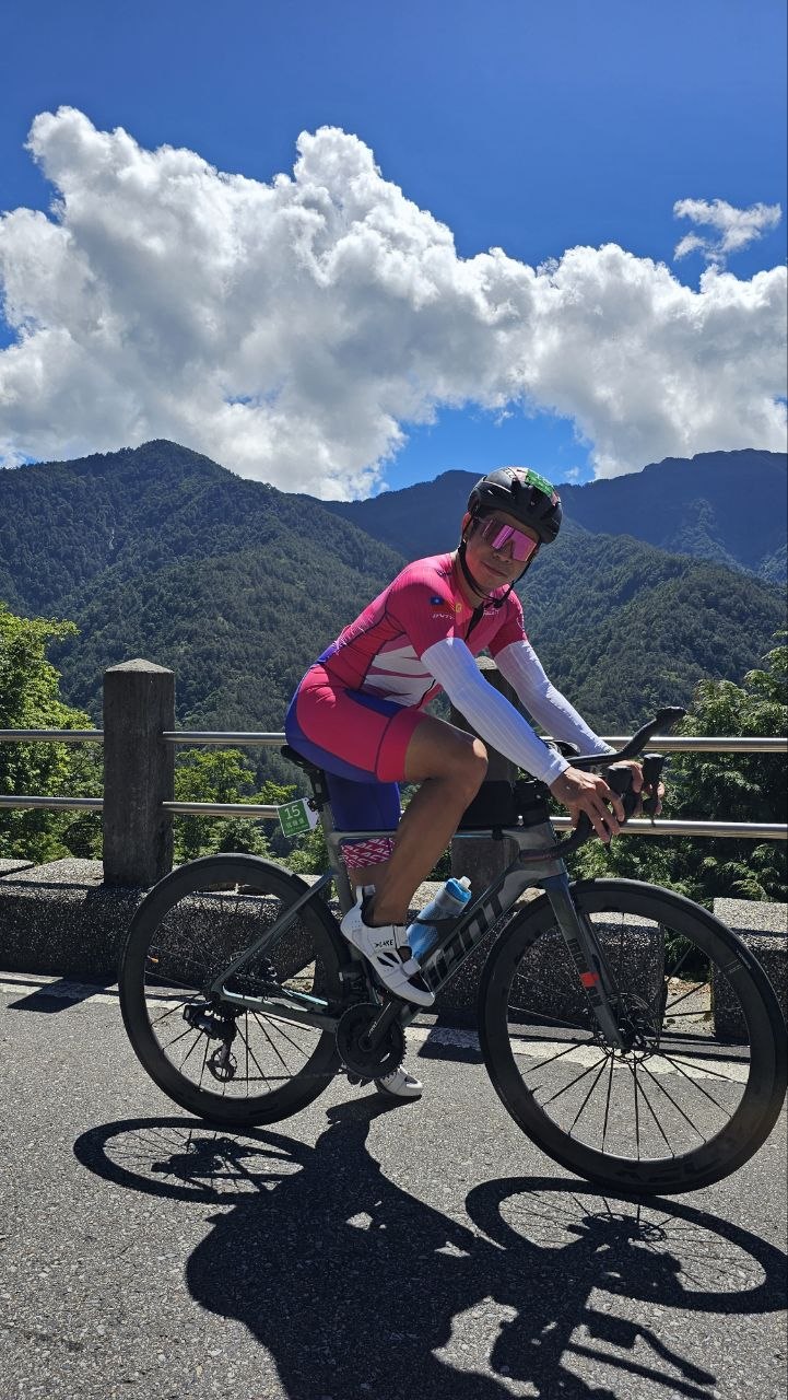 侯鐘堡醫師在山景前騎乘自行車；品牌既有照片，非指定賽事照片